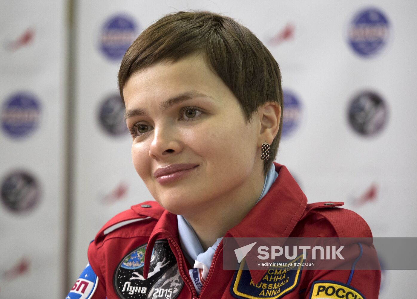 Luna-2015 simulated trip around Moon by female crew