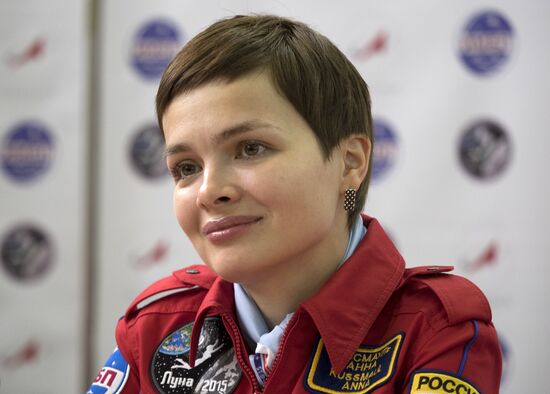 Luna-2015 simulated trip around Moon by female crew