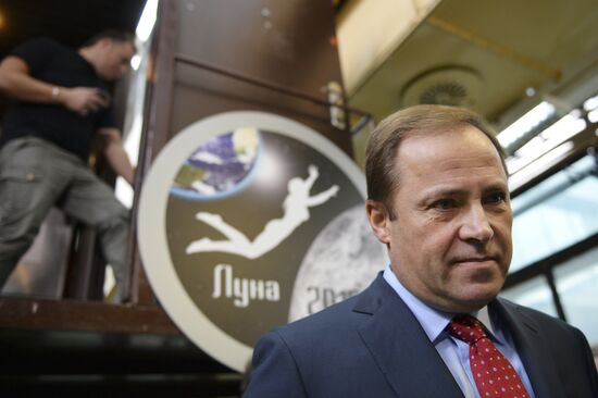 Luna-2015 simulated trip around Moon by female crew