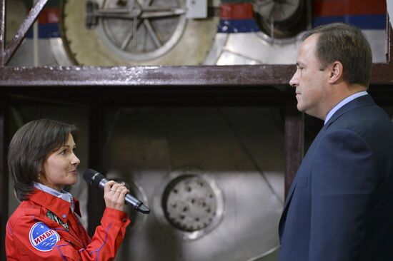 Luna-2015 simulated trip around Moon by female crew