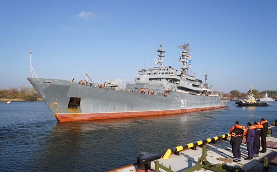 The Smolny training ship arrives at Baltiysk port