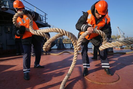 The Smolny training ship arrives at Baltiysk port