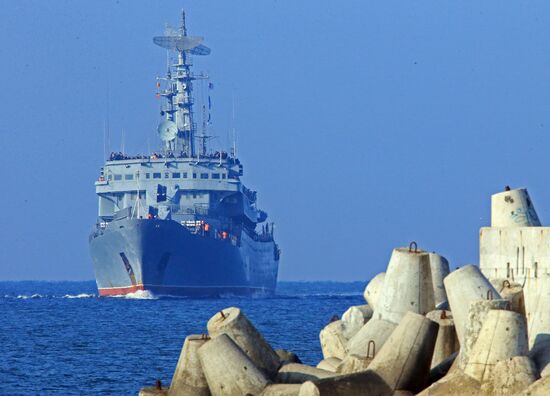 The Smolny training ship arrives at Baltiysk port