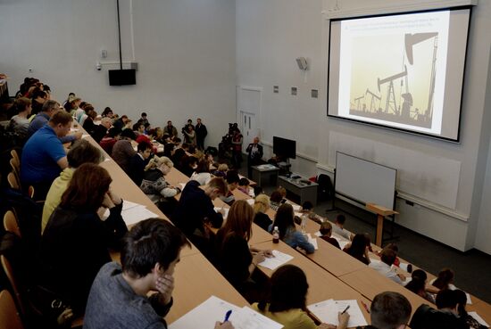 Russian citizens take National Geography Test