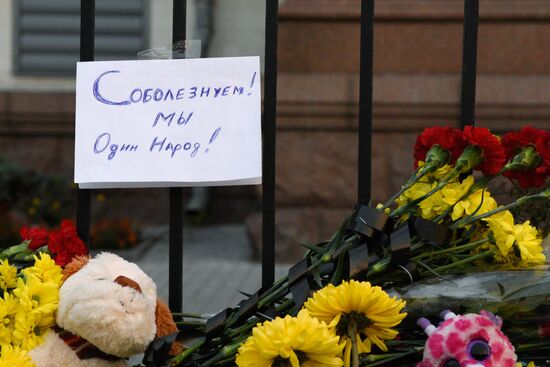 Kiev residents bring flowers to Russian Embassy to mourn Airbus A321 plane victims