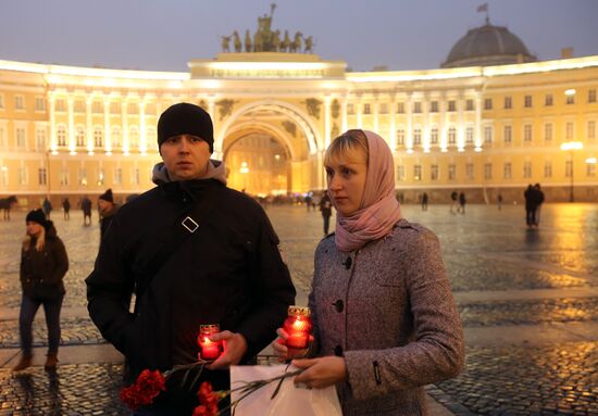 St. Petersburg residents mourn Airbus A321 passenger airliner crash victims