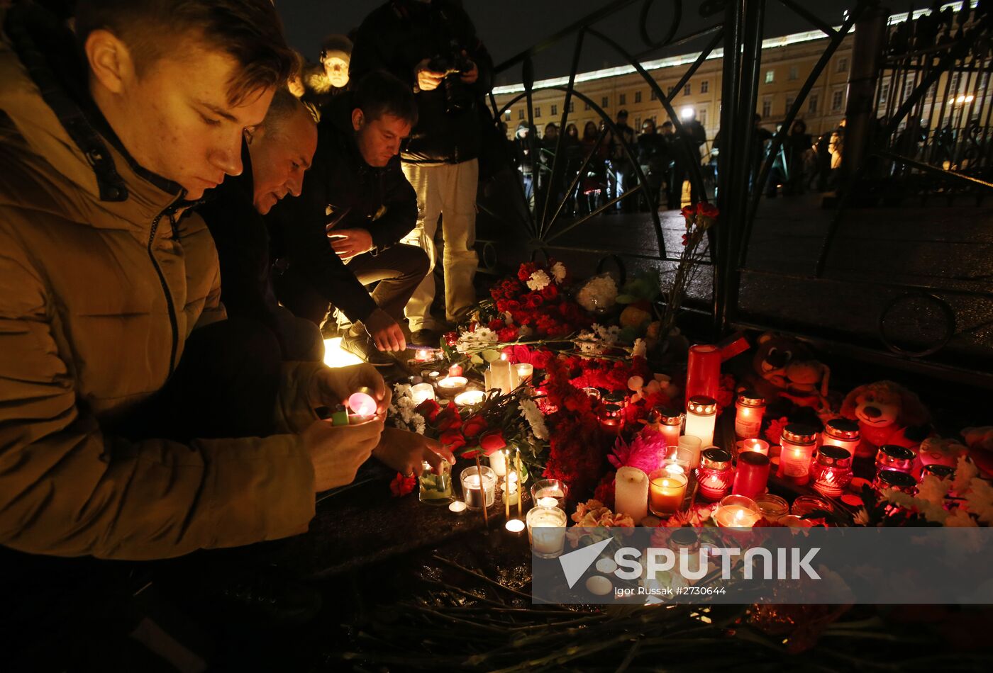 St. Petersburg residents mourn Airbus A321 passenger airliner crash victims