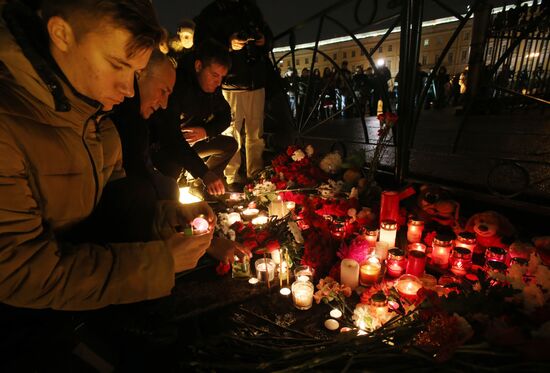St. Petersburg residents mourn Airbus A321 passenger airliner crash victims