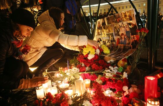 St. Petersburg residents mourn Airbus A321 passenger airliner crash victims