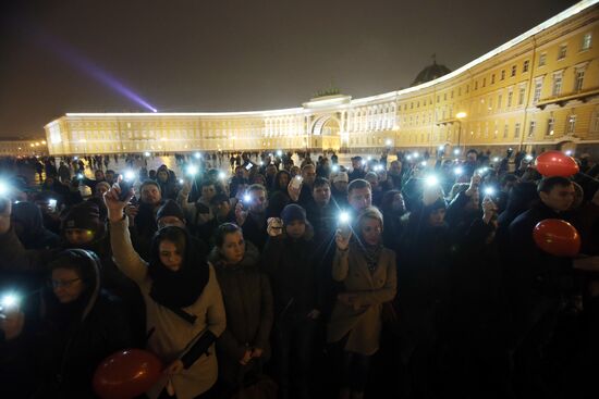 St. Petersburg residents mourn Airbus A321 passenger airliner crash victims