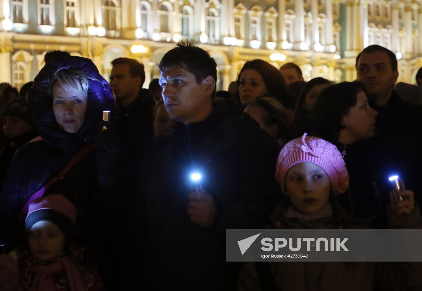 St. Petersburg residents mourn Airbus A321 passenger airliner crash victims