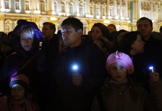 St. Petersburg residents mourn Airbus A321 passenger airliner crash victims