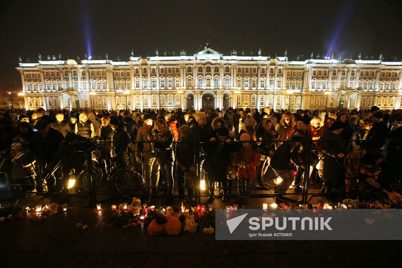 St. Petersburg residents mourn Airbus A321 passenger airliner crash victims