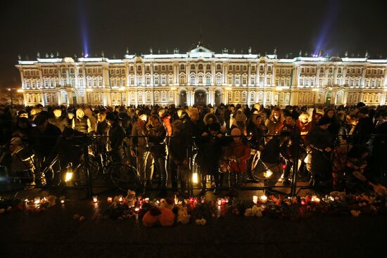 St. Petersburg residents mourn Airbus A321 passenger airliner crash victims