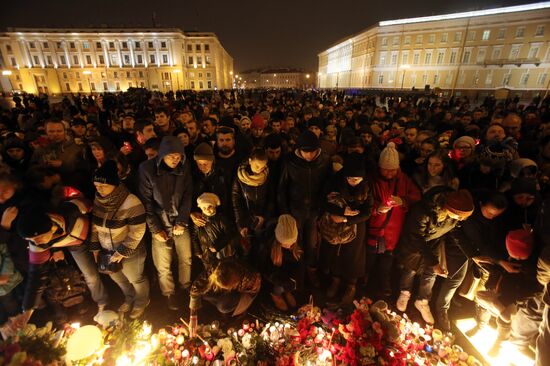 St. Petersburg residents mourn Airbus A321 passenger airliner crash victims