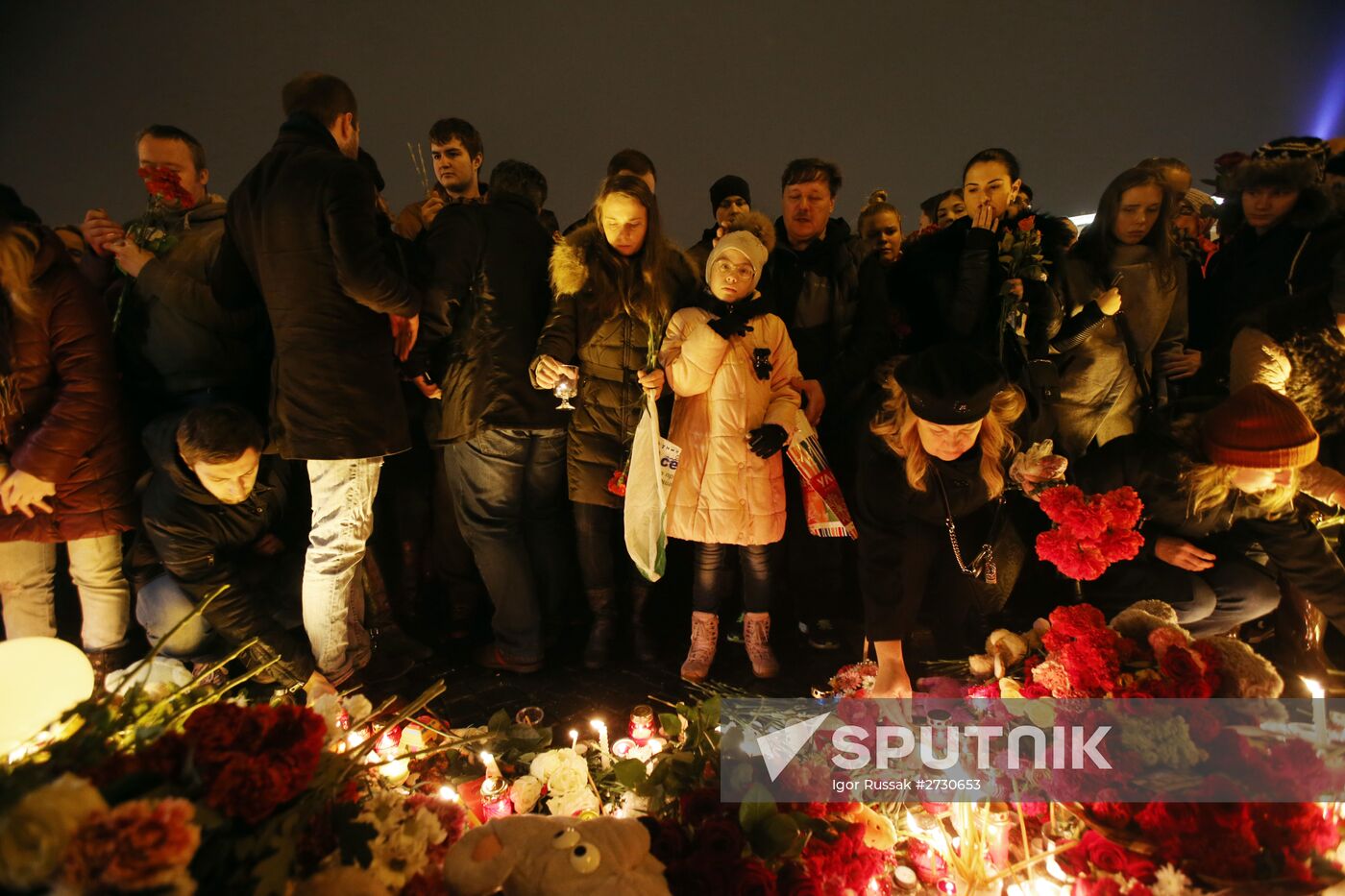 St. Petersburg residents mourn Airbus A321 passenger airliner crash victims