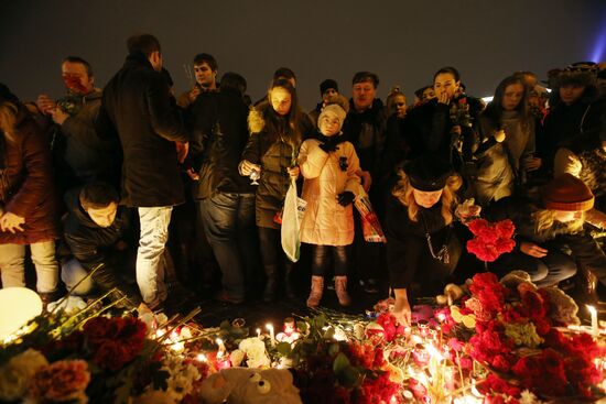 St. Petersburg residents mourn Airbus A321 passenger airliner crash victims