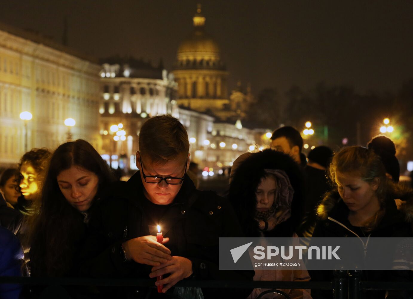 St. Petersburg residents mourn Airbus A321 passenger airliner crash victims