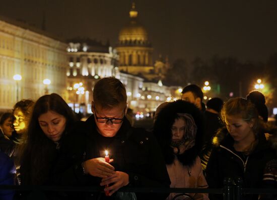 St. Petersburg residents mourn Airbus A321 passenger airliner crash victims