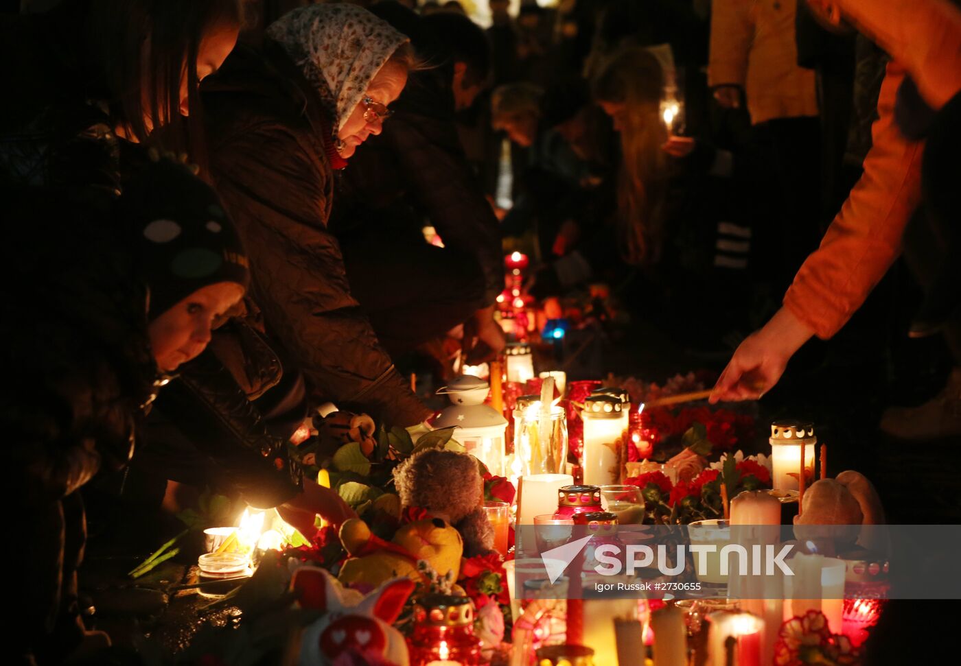 St. Petersburg residents mourn Airbus A321 passenger airliner crash victims