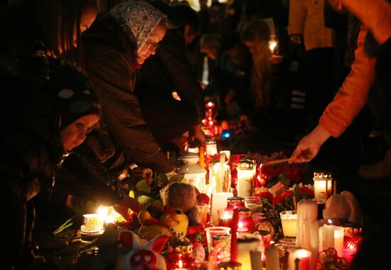St. Petersburg residents mourn Airbus A321 passenger airliner crash victims