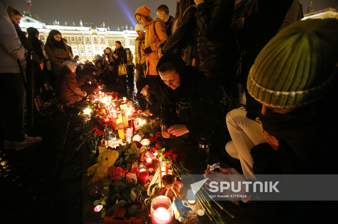 St. Petersburg residents mourn Airbus A321 passenger airliner crash victims