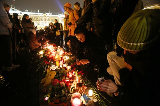 St. Petersburg residents mourn Airbus A321 passenger airliner crash victims