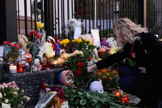 Kiev residents bring flowers to Russian Embassy to mourn Airbus A321 plane victims