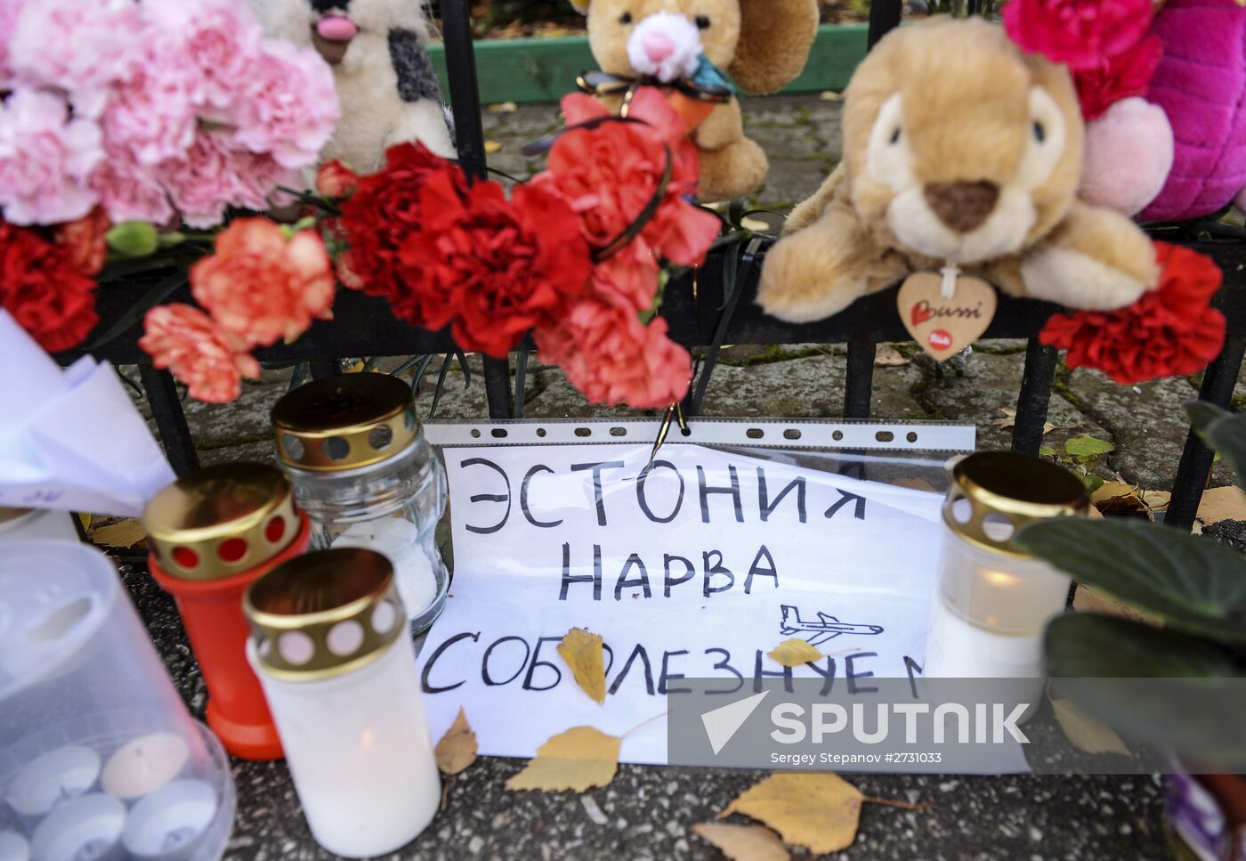 Flowers in memory of Airbus A321 crash victims near Russian embassies in foreign countries