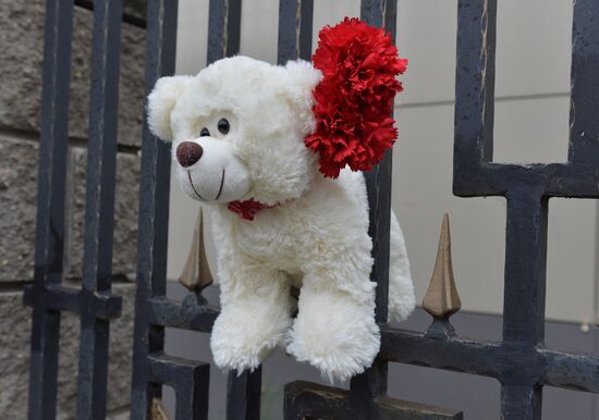 Flowers in memory of Airbus A321 crash victims near Russian embassies in foreign countries