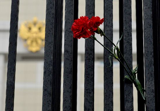 Flowers in memory of Airbus A321 crash victims near Russian embassies in foreign countries