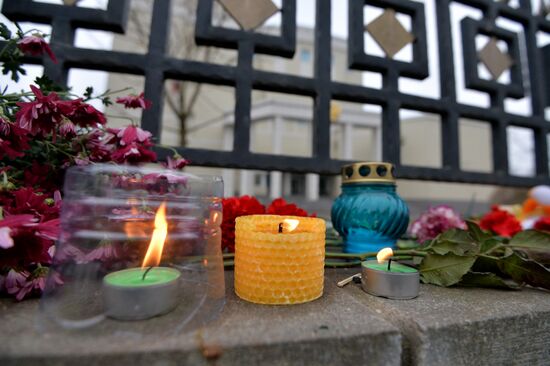 Flowers in memory of Airbus A321 crash victims near Russian embassies in foreign countries