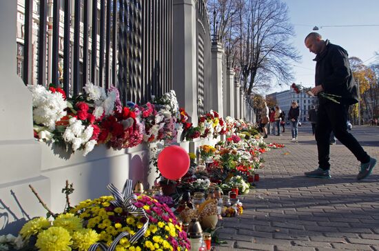 Flowers in memory of Airbus A321 crash victims near Russian embassies in foreign countries