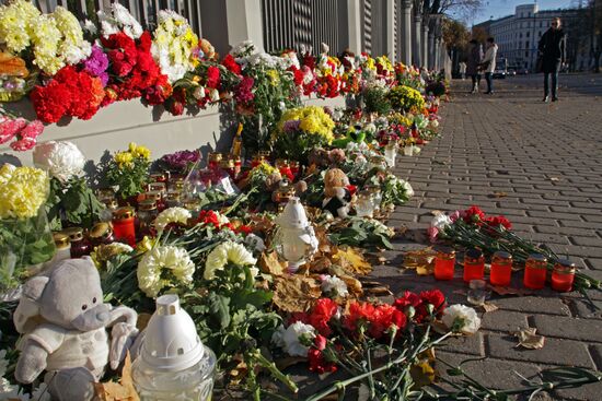 Flowers in memory of Airbus A321 crash victims near Russian embassies in foreign countries