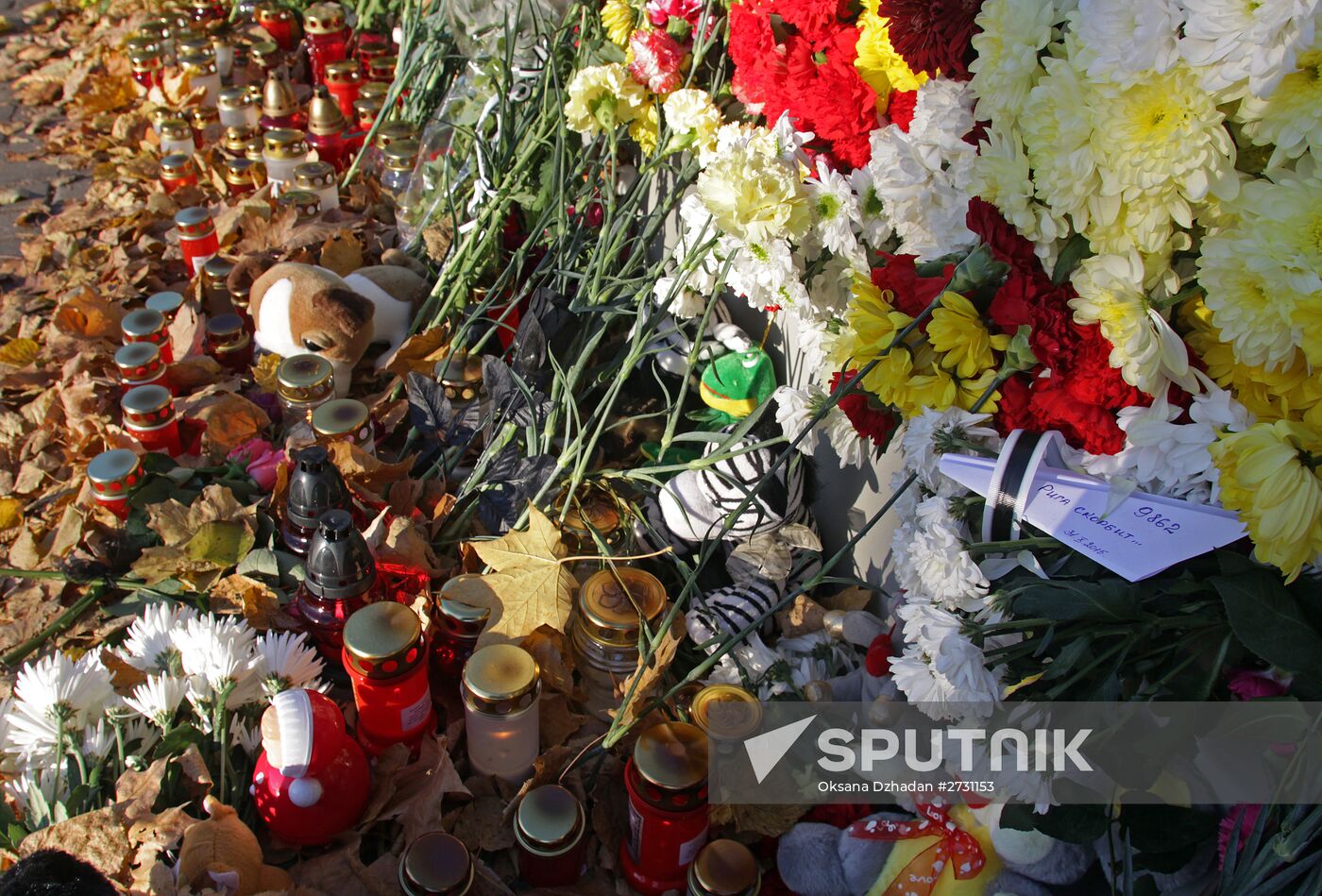 Flowers in memory of Airbus A321 crash victims near Russian embassies in foreign countries