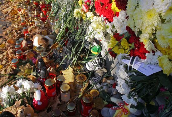 Flowers in memory of Airbus A321 crash victims near Russian embassies in foreign countries