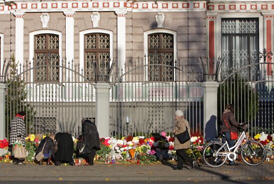 Flowers in memory of Airbus A321 crash victims near Russian embassies in foreign countries