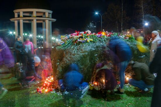 Action in memory of A-321 crash victims in cities of Russia