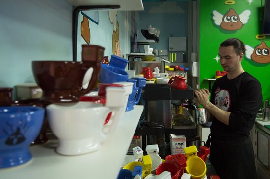 Crazy Toilet cafe opens in Moscow