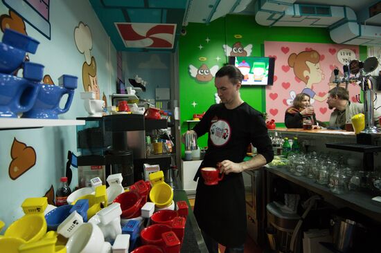 Crazy Toilet cafe opens in Moscow