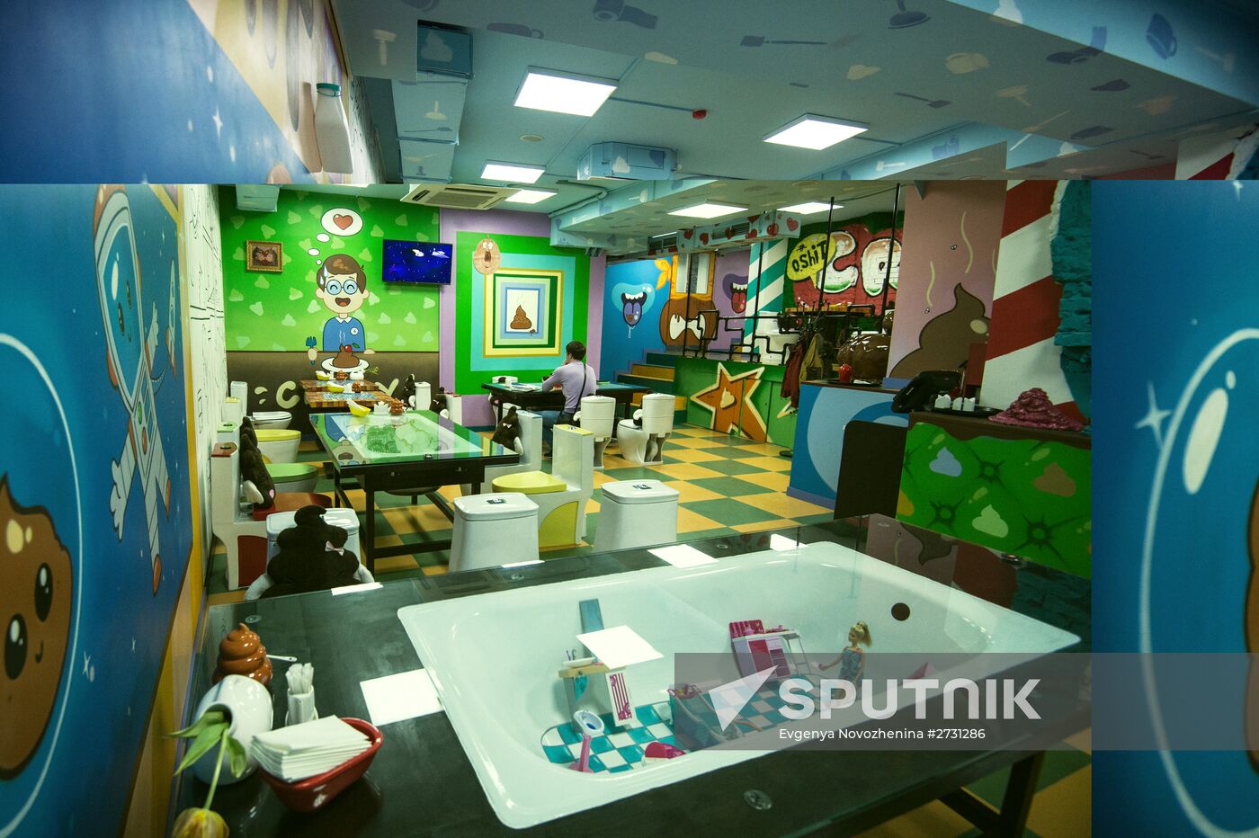 Crazy Toilet cafe opens in Moscow
