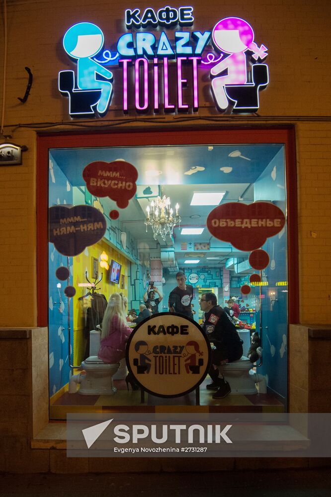 Crazy Toilet cafe opens in Moscow