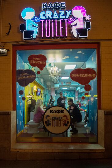Crazy Toilet cafe opens in Moscow
