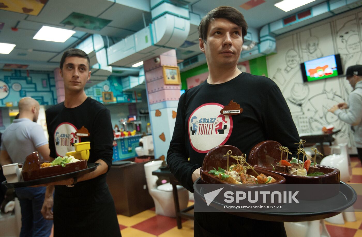 Crazy Toilet cafe opens in Moscow