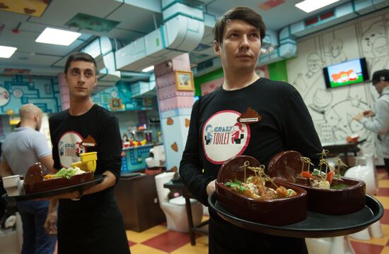 Crazy Toilet cafe opens in Moscow
