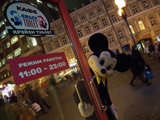 Crazy Toilet cafe opens in Moscow