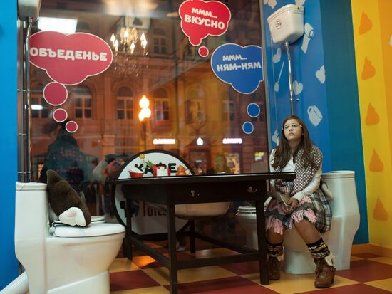 Crazy Toilet cafe opens in Moscow
