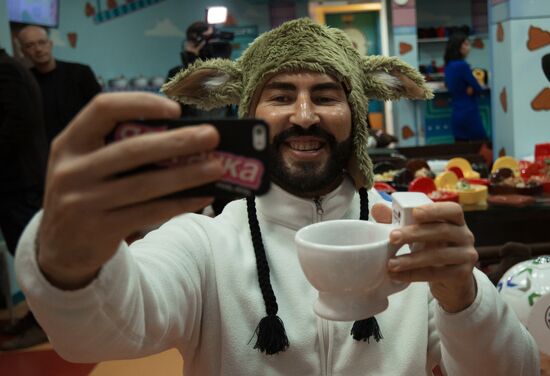 Crazy Toilet cafe opens in Moscow