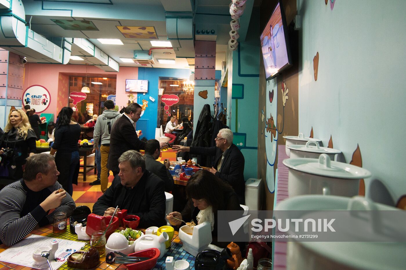 Crazy Toilet cafe opens in Moscow