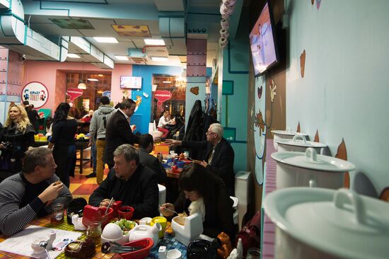 Crazy Toilet cafe opens in Moscow